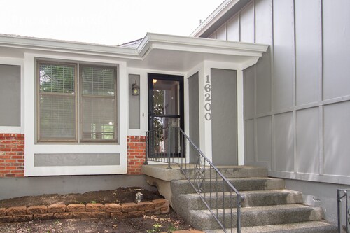 Foto del edificio - 3-bed/2-bath Split-level with Gorgeous Kit...