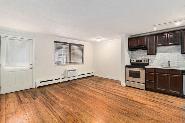 Building Photo - 2 Bedroom 1 Bath in the Heart of West Wash...
