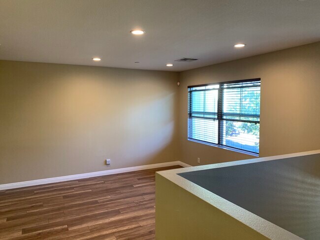 Building Photo - 73 Courant