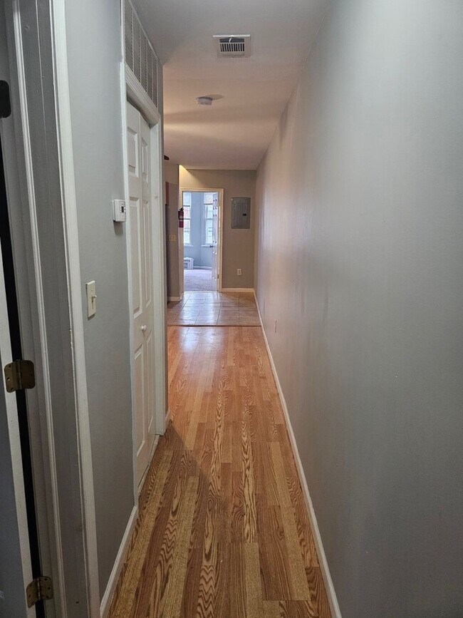 Foto del edificio - 5449 Pine St.