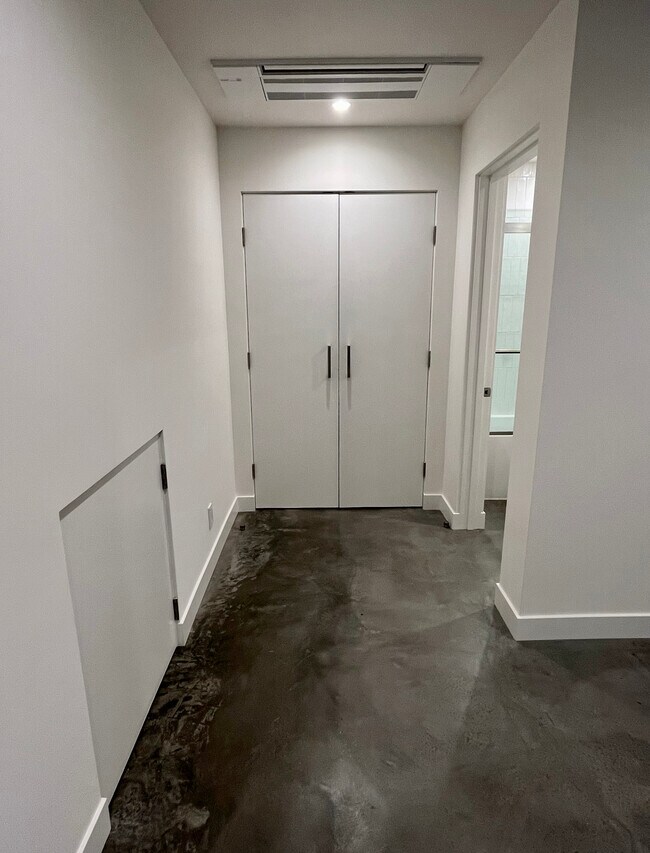 Downstairs bedroom - 2550 Veteran Ave