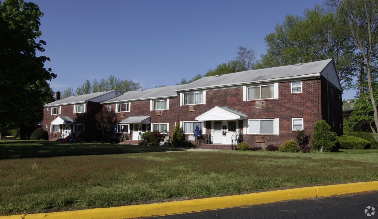 Building Photo - Laurel Gardens Cooperative
