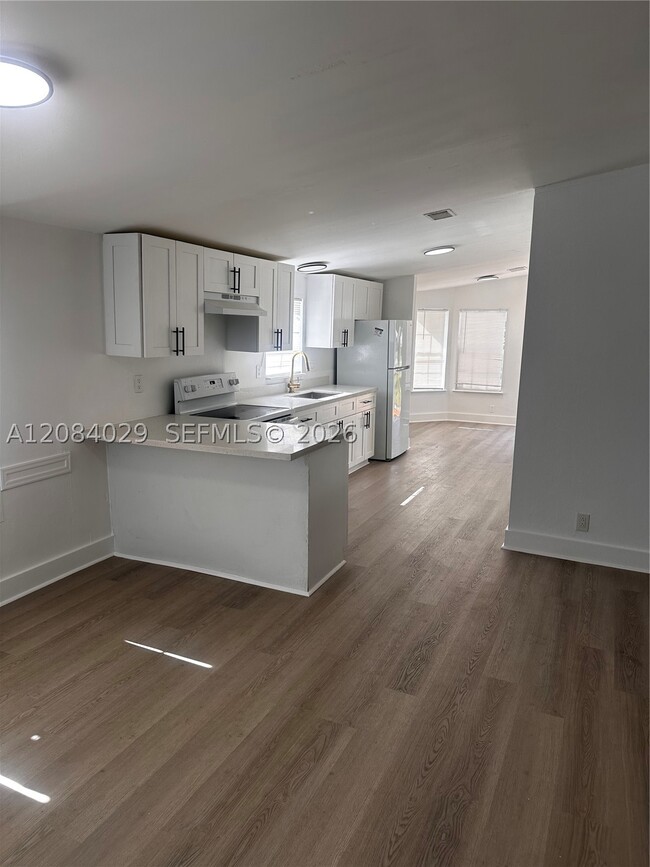 Building Photo - 131 Oak Dr