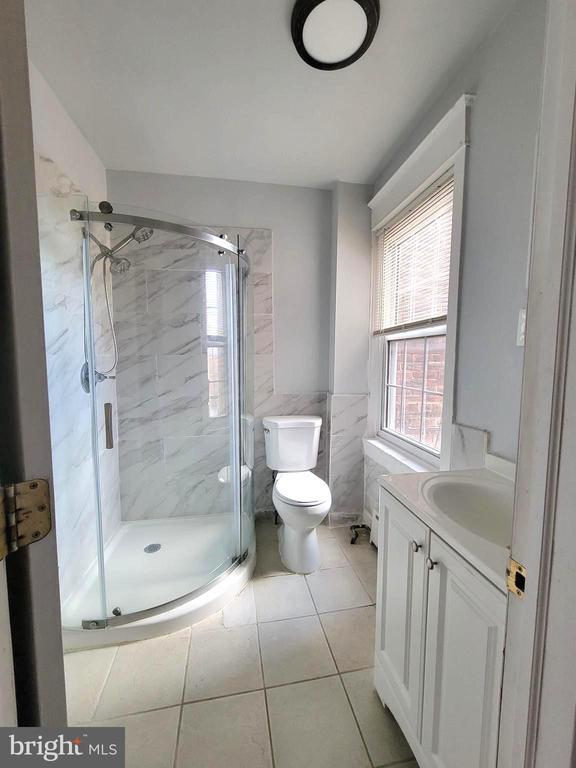 Building Photo - 510 W Girard Ave