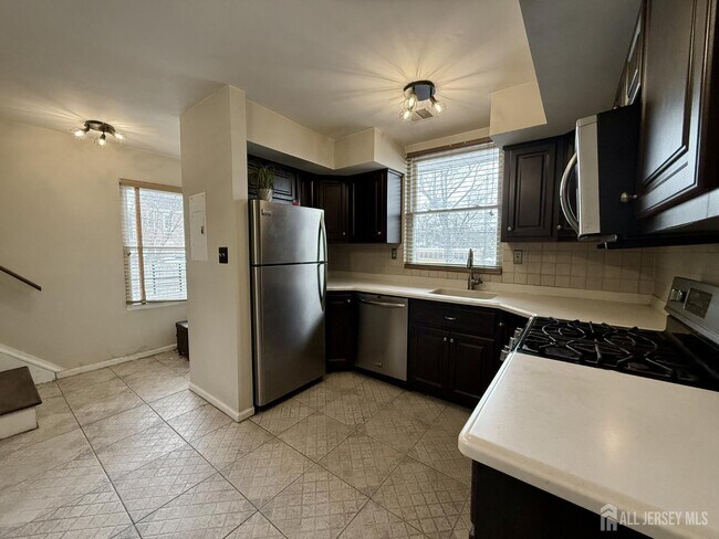 Building Photo - 17 Florida Grove Rd