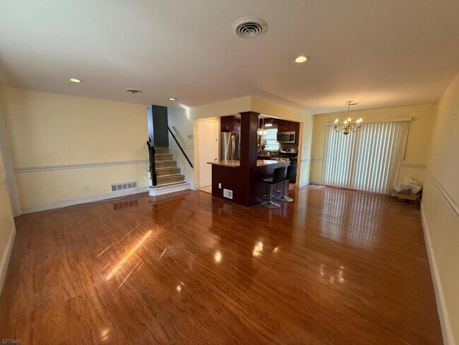 Foto del edificio - 439 Morristown Rd