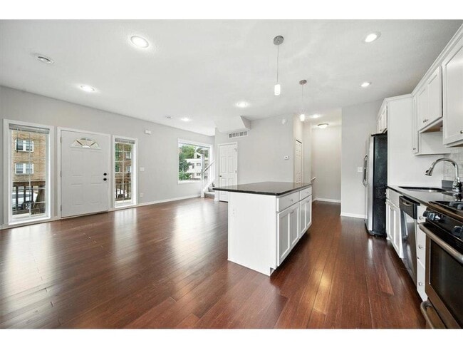 Building Photo - 600 W 32nd St