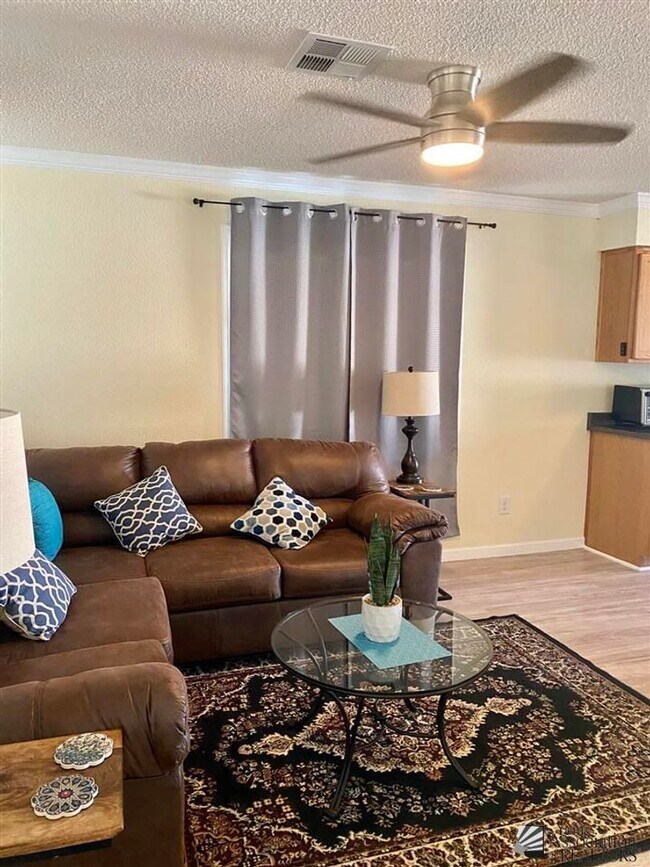 Building Photo - Furnished 3 bed/2bath HOME