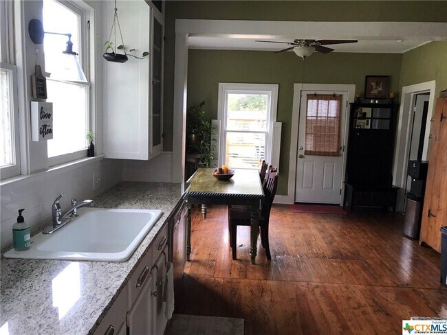 Building Photo - 209 S Live Oak Ave