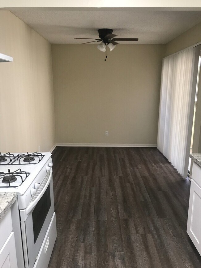 Building Photo - Huntington Harbour Area 2bed 2bath READY F...
