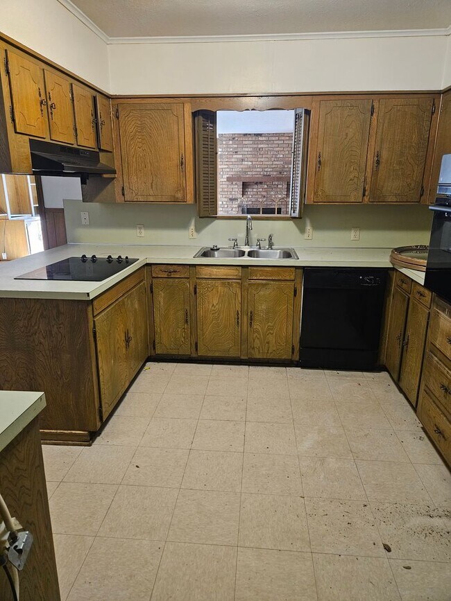 Building Photo - Spacious 3bd/2bth Home