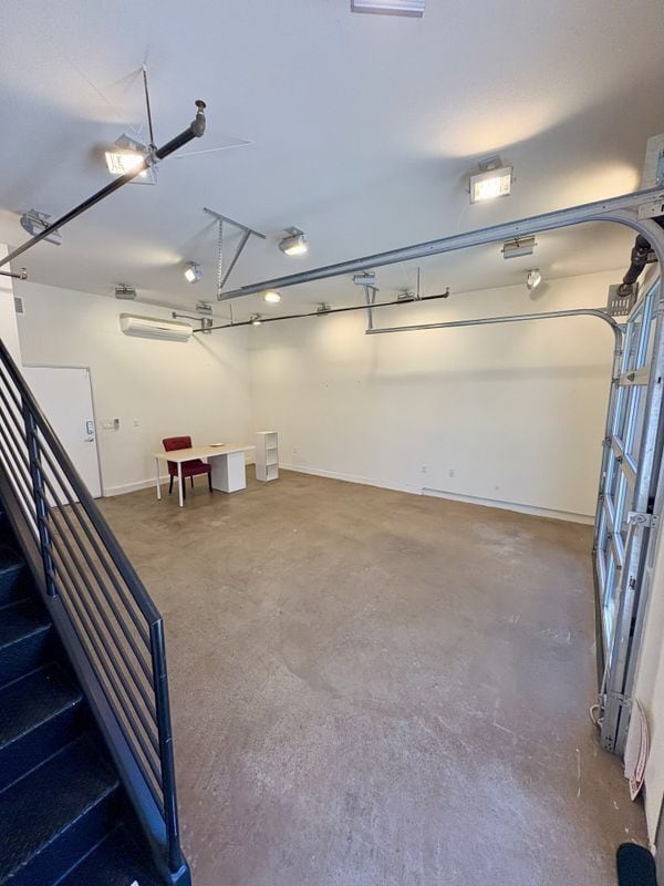 Building Photo - 920 E Santa Ana Blvd