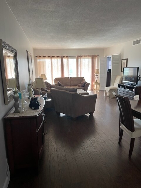Foto del edificio - 3250 N Palm Aire Dr