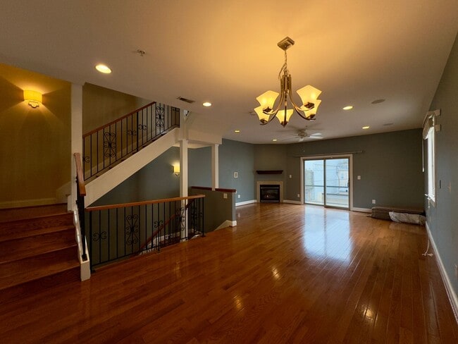 Building Photo - Must-see 3 Bedroom Townhome with Attached ...