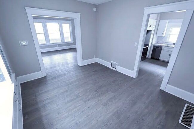 Building Photo - 893 Delia Ave