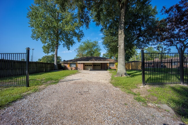 Building Photo - 17411 Strack Dr E