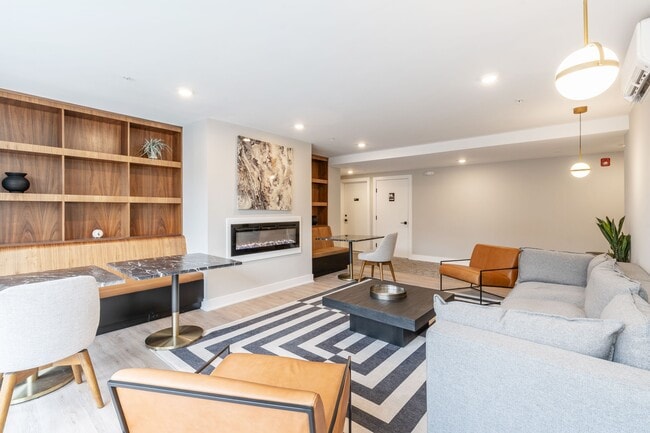 Foto del edificio - 6604 Ridge Ave