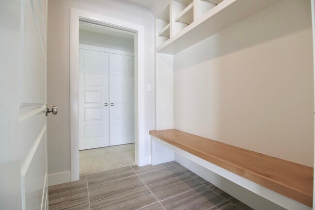 Foto del edificio - 5300 Harbor Town Dr