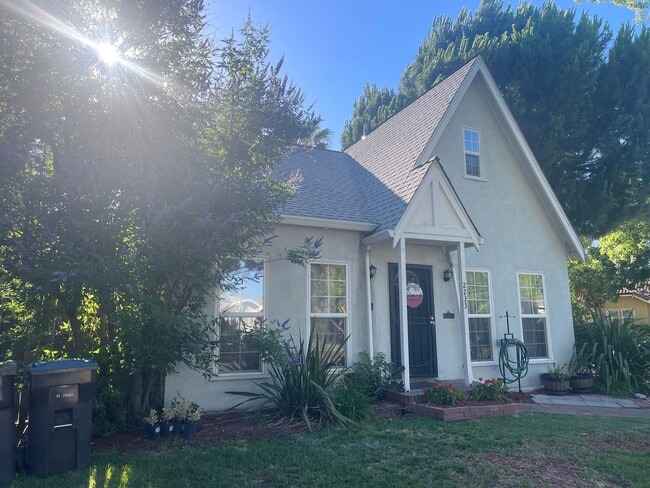 Building Photo - Cozy 2 bedroom bungalow home near UOP