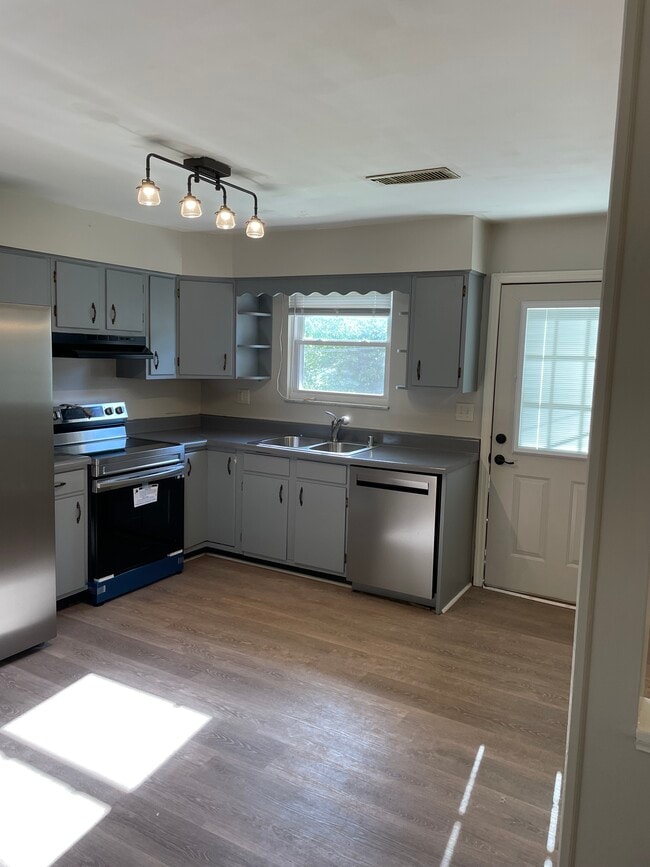 Building Photo - 402 Schenkel Ln