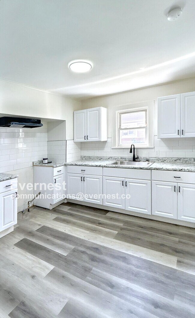 Building Photo - Spacious 4-Bedroom Home with Great Space /...