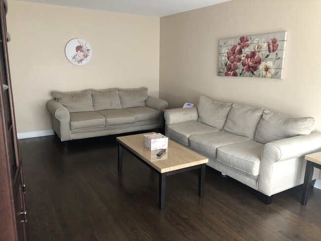 Foto del edificio - 4736 N Odell Ave