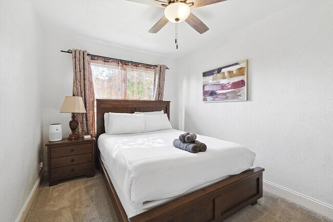 Foto del edificio - 711 Red Oak Ln