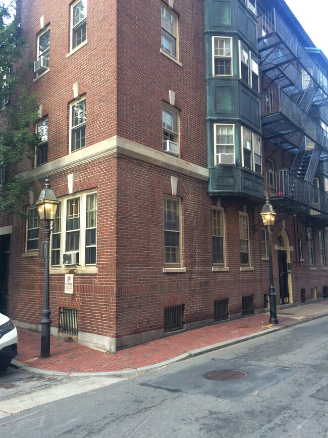 Building Photo - 16 River St