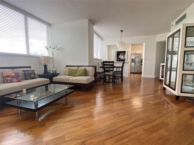 Building Photo - 6422 Collins Ave