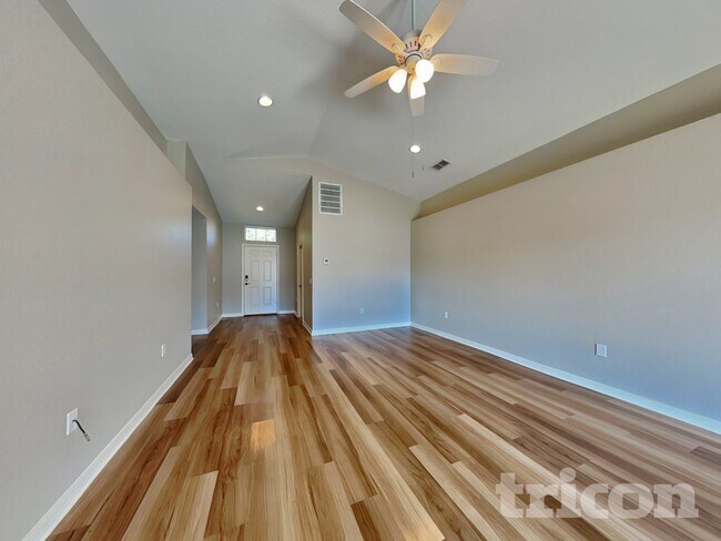 Foto del edificio - 77 Lake Ring Dr