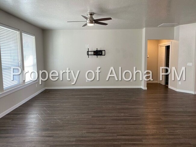 Building Photo - 6142 N Silver Spruce Ave