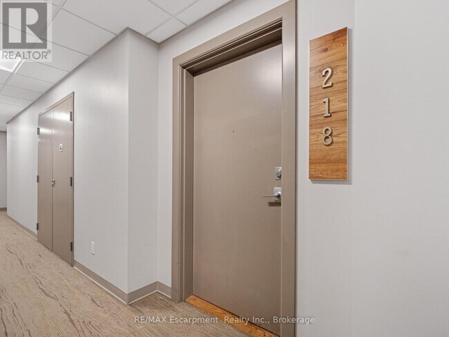 Building Photo - 10 Esplanade Ln