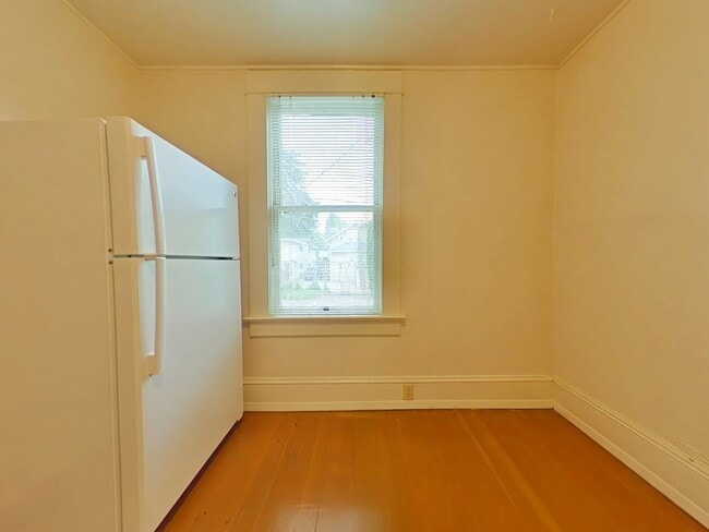 Building Photo - 1 Bedroom Tri-Plex ~ Close to Campus ~ Cat...