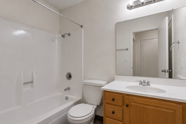 B1_2x1_TRAD_BATH.png - Ranch at 1856 Apartments