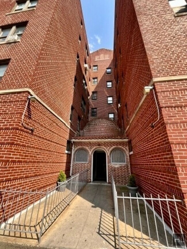 Livingston Ave, Yonkers Room for Rent in Yonkers, NY