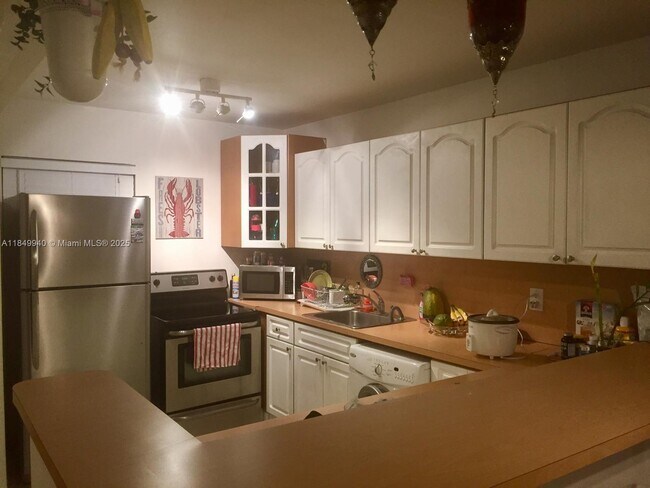 Foto del edificio - 7830 Dickens Ave