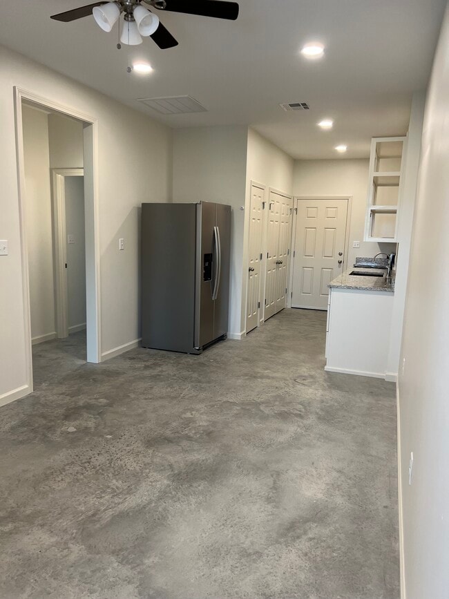 Building Photo - 299 Sara St