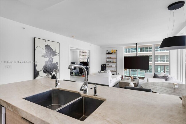 Foto del edificio - 1155 Brickell Bay Dr