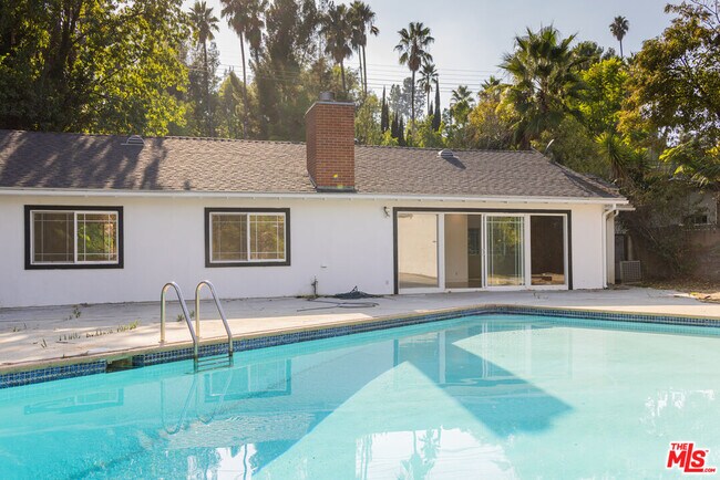 Foto del edificio - 5604 Valley Circle Blvd