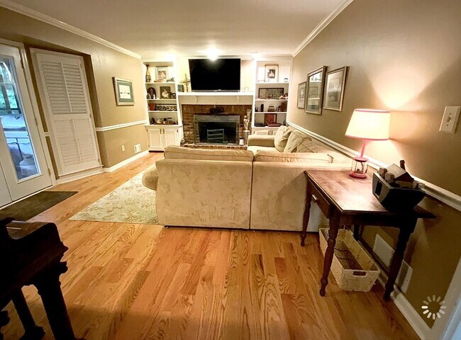 Building Photo - 3060 Brookview Dr