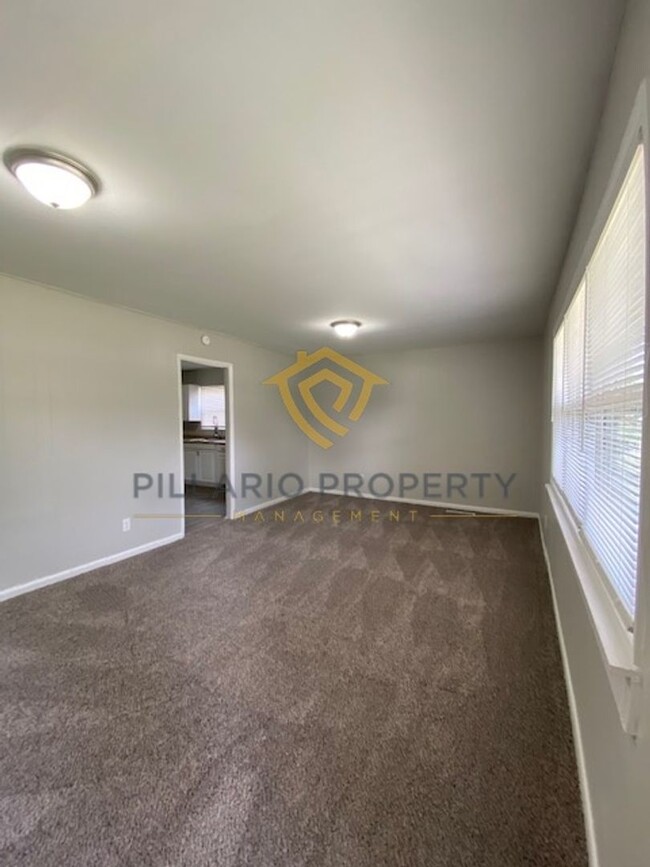 Building Photo - 4 Bed, 1.5 Bath Updated East Side Ranch on...