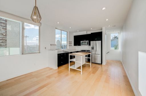 Foto del edificio - Stunning Modern 2 Bedroom Townhome in Ballard! AVAILABLE January 10th!