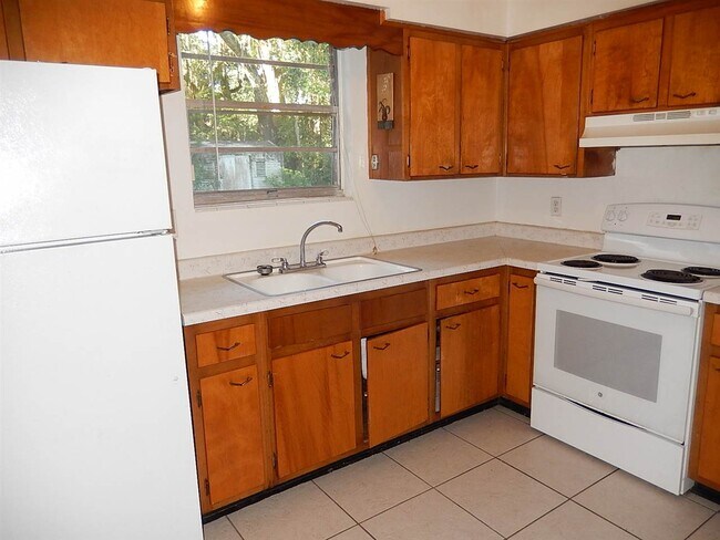 Building Photo - 2341 Yorkshire Dr
