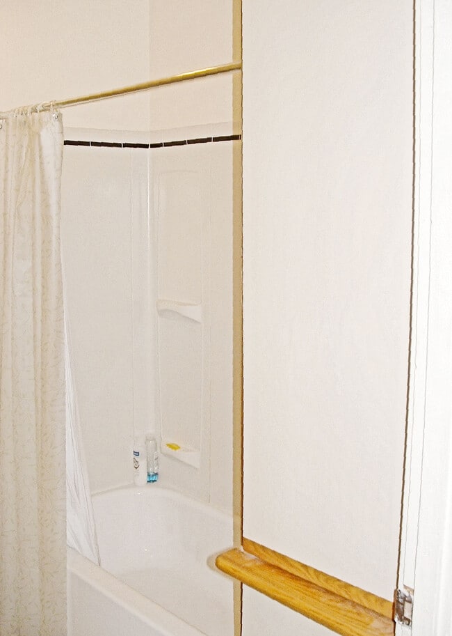 Bath Shower - 5840 Alderson St