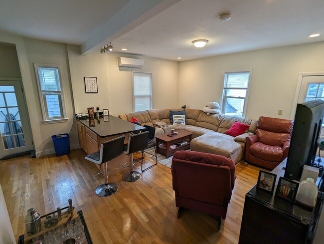 Building Photo - 35 Eastburn St