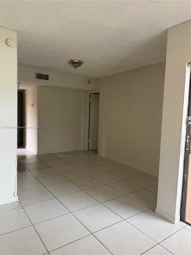 Foto del edificio - 17650 NW 68th Ave