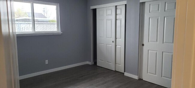 Building Photo - Renovated 2 bedroom, 1 bath apartment