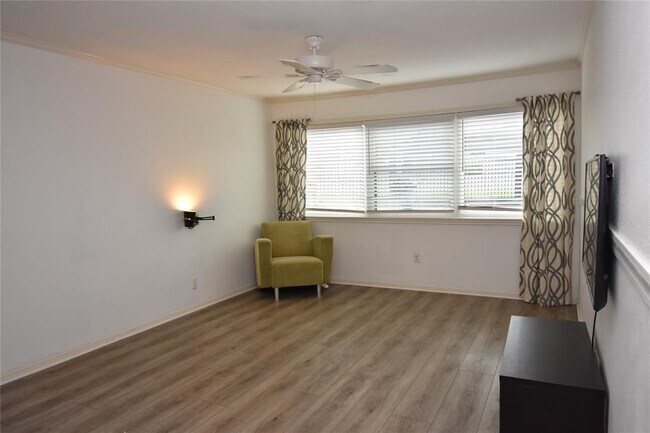 Foto del edificio - 8888 Tallwood Dr