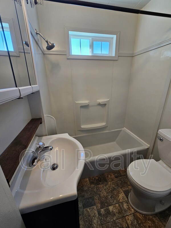 Foto del edificio - 5203 N Evergreen Rd