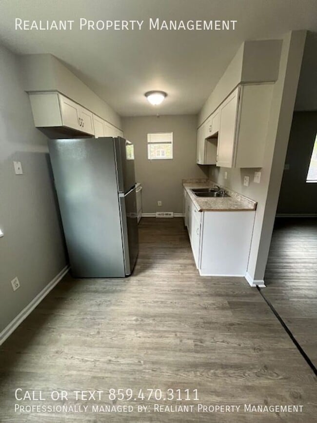 Building Photo - 487 Whispering Hills Dr